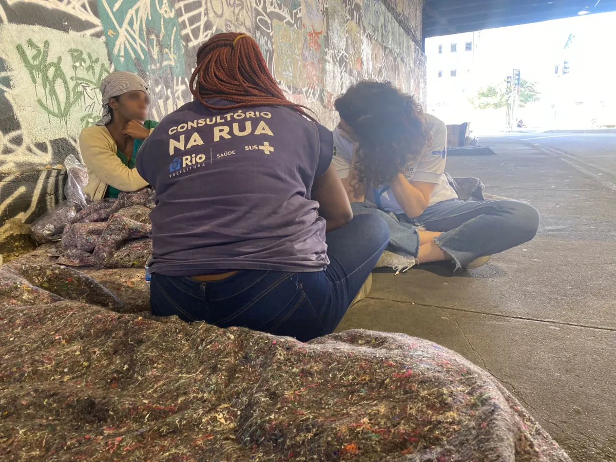 Profissionais do Consultório na Rua em uma conversa de cuidado no território do Rio de Janeiro.